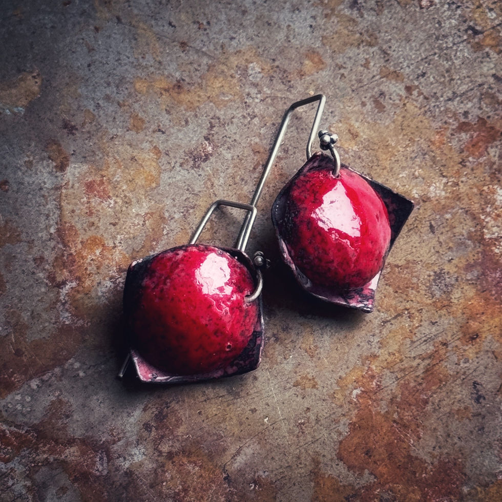 Boucles d'oreilles émaux sur cuivre
Or ou Argent
Emaux Emoi Jura