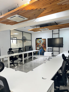 Grande salle de réunion avec un Tv et des places assises