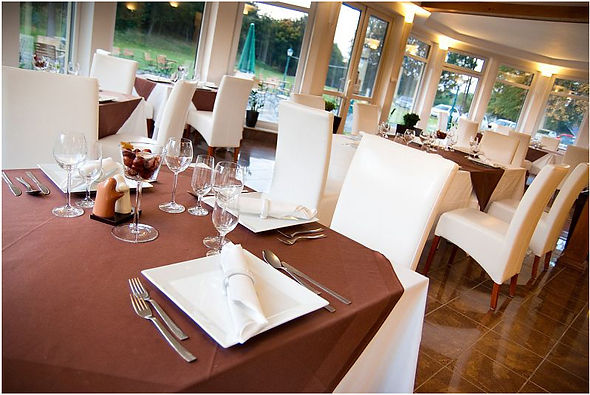 Hotel Spa Mezowo – widok z zewnątrz Внутренний интерьер SPA	Luksusowe spa w Hotelu Mezowo Pokój hotelowy	Komfortowy nocleg w 