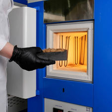 Tiegel wird in den Hochtemperaturofen geschoben