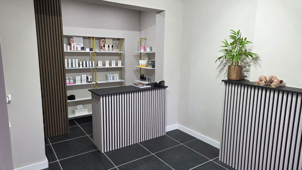 Salle de soins esthétiques moderne et luxueuse avec fauteuil blanc high-tech et décoration design – Institut