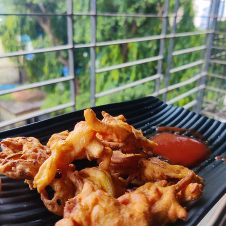 Crispy pakoras served with tomato sauce