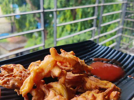 Crispy pakoras served with tomato sauce