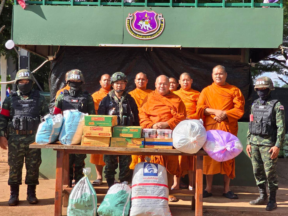 พระครูสิริวีราภิวัฒน์นำอาหารแห้ง และของใช้มอบให้แก่ทหารชายแดน