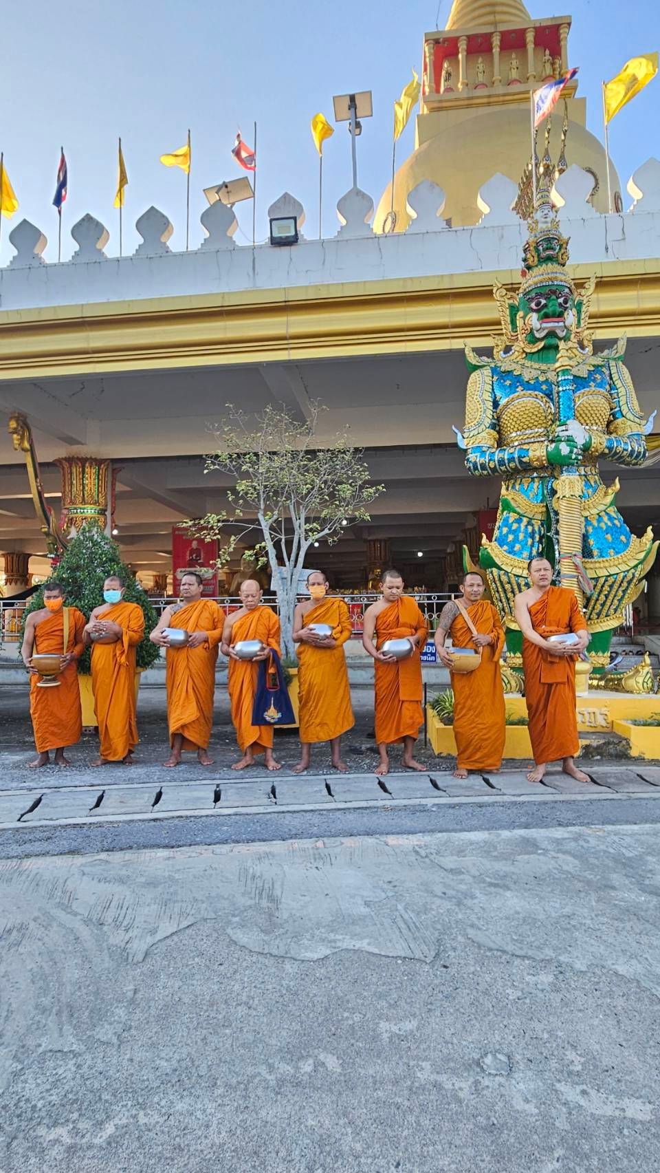 ขอเชิญร่วมสวดมนต์ข้ามคืนส่งท้ายปีเก่าและทำบุญตักบาตรต้อนรับปีใหม่