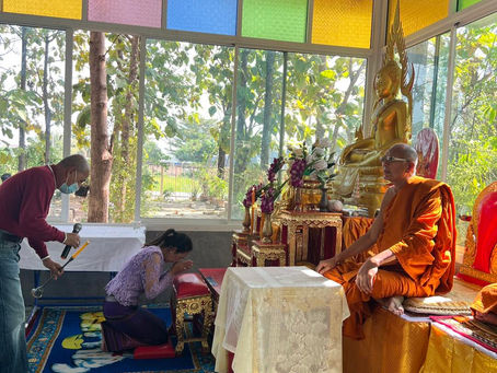 กลุ่มสตรีเมืองร่วมกันทอดผ้าป่า