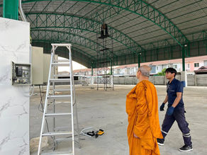ท่านเจ้าอาวาสตรวจช่างกำลังติดพัดลมใหญ่