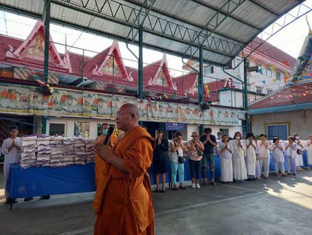แจกข้าวถุงพยุงชีวิต ณ ลานธรรมวัดลาดปลาเค้า