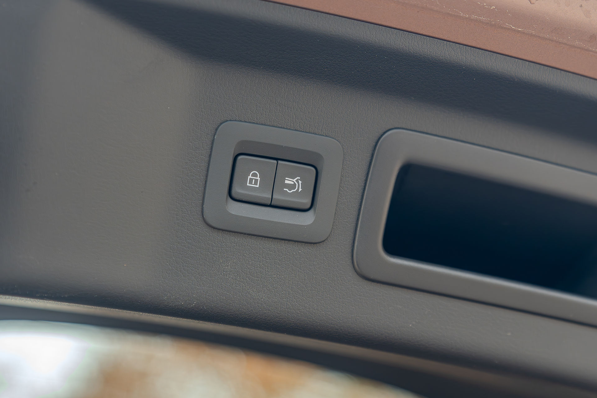Mazda CX-80 trunk controls 