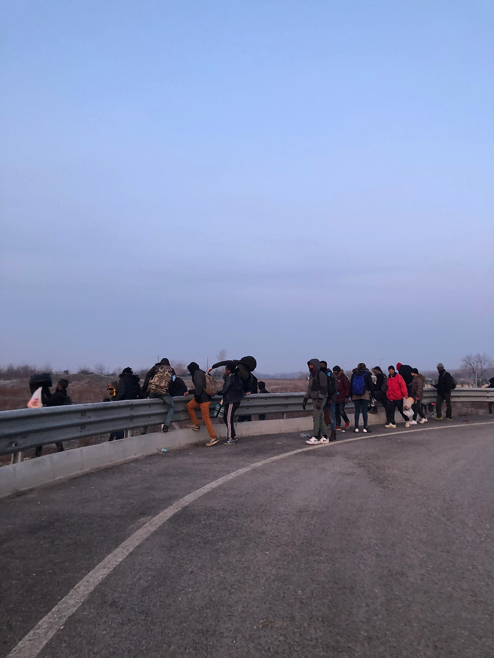 Toprak yola geçen grup