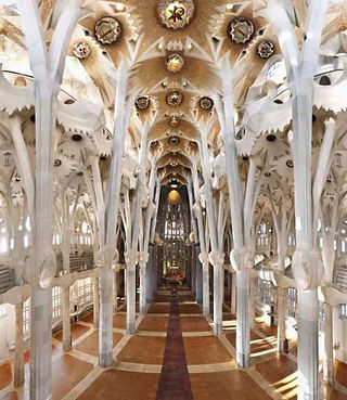 Interior_Templo_Sagrada_Familia_Barcelona_Antoni_Gaudi