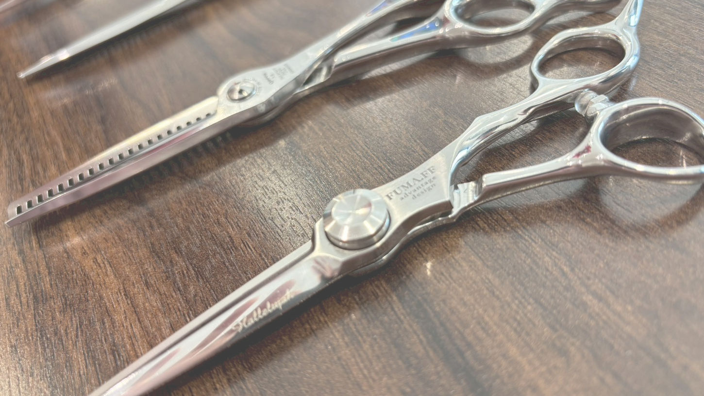 当サロンで使用している特注プロシザーを木の台に並べた写真。カット技術と施術品質を支えるこだわりの美容機材のイメージ。