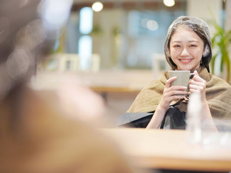 ヘアーカットBlessed（ブレスト）でヘアカラー中の女性