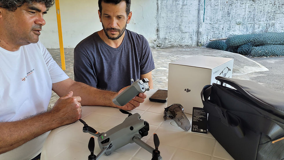 Instrutor da Escola de Drone Santa Catarina explicando as funções do controle remoto do DJI Mini 5 Pro para aluno em São José, SC.