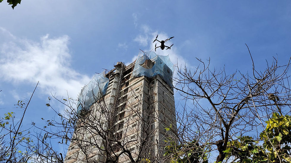 Serviço de acompanhamento de obra com drone em Tubarão, SC. Drone DJI fiscalizando a fase de fundação de um grande empreendimento civil.