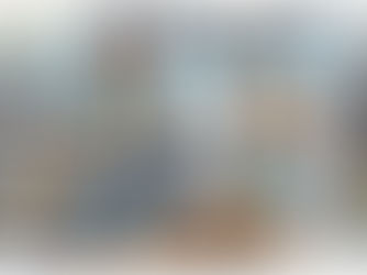 Desenho de Guga, operador de drone sorridente da Drone Santa Catarina, controlando um drone em um canteiro de obras. Ao lado dele, o mascote Caramelo, um cachorro usando um lenço com o texto Drone Fanta Catar