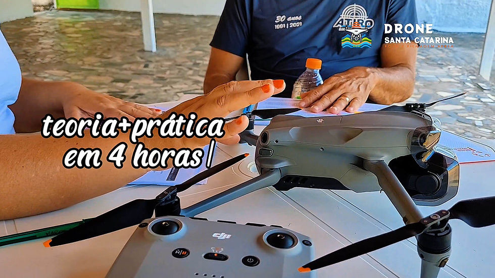 Drone DJI sobre mesa com rádio controle e instrutores. Texto "teoria+prática em 4 horas" e logo Drone Santa Catarina.