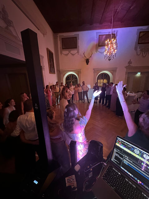 Stimmungsvoller Moment mit DJ Delta bei einer Hochzeit in der Pfalz.