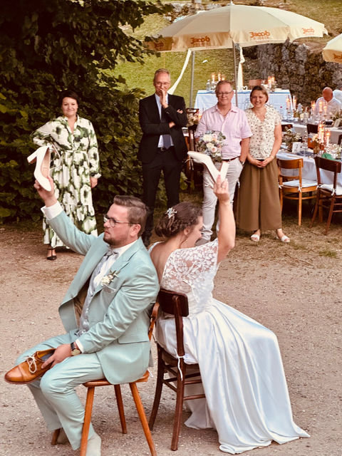 Tanzende Menge bei einer lebhaften Hochzeitsparty in Heidelberg.