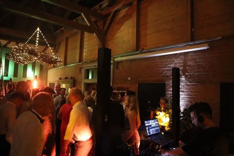 DJ Delta legt moderne und klassische Hits auf einer Hochzeit auf.