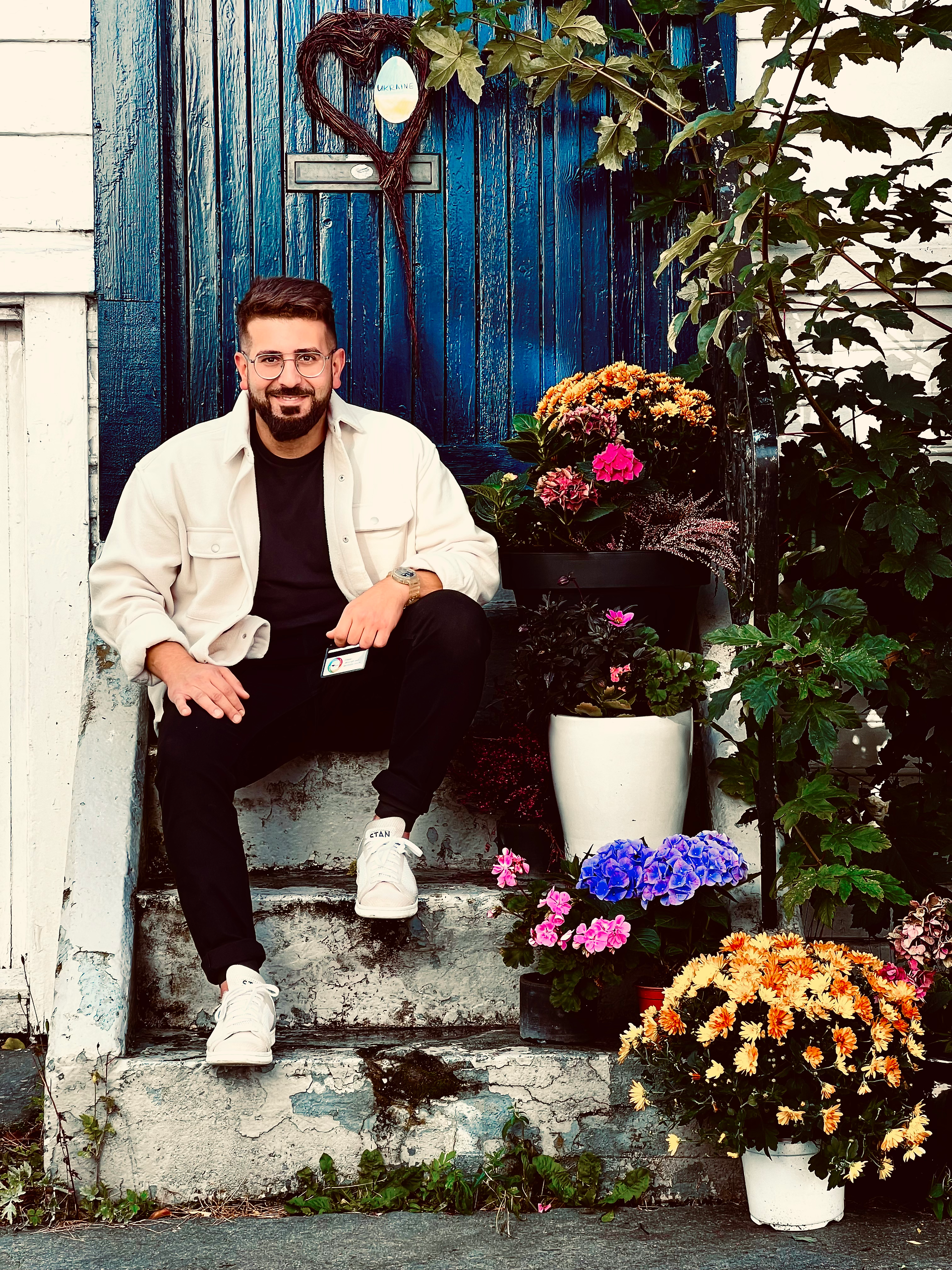Mann sitzt auf Treppe mit Blumen, DJ Delta, 7 Punkte, Hochzeits-DJ suchen, Pfalz.