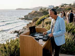 Ein DJ sorgt für die perfekte Stimmung bei eurer Strandhochzeit in Griechenland – unvergessliche Musikmomente direkt am Meer.