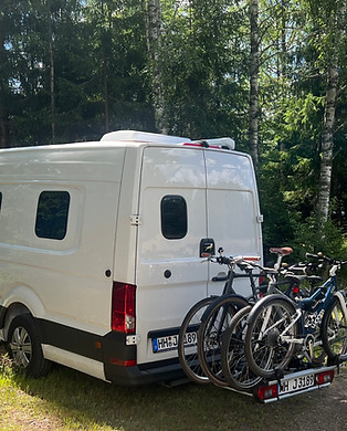 Weißer MAN Campervan von hinten mit Fahrradträger