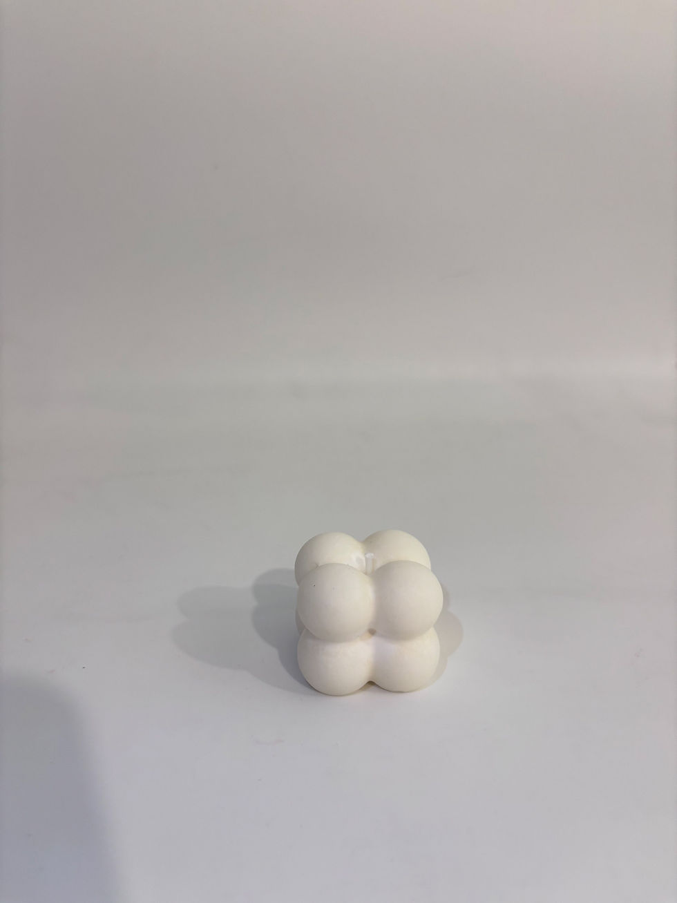 Miniaturbild: weiße Kerze mit Noppenstruktur