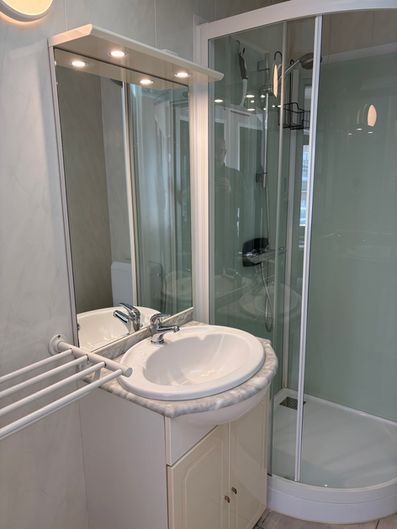 Badkamer met lavabo en douche