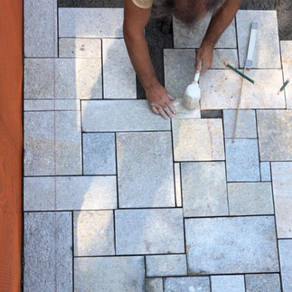 Classifica delle pietre naturali più amate per il bordo piscina