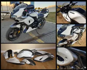 Airbrush na motorku motocykl Suzuki SV650 v metalických barvách a minimalistickém designu. Zachycuje dokončenou práci a všechny lakované díly na jednom místě a i po kompletaci.