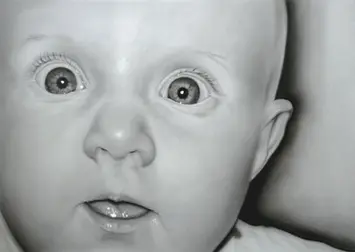 Airbrush malovaný portrét malého dítěte v monochromu přiblížený detail fotorealismus