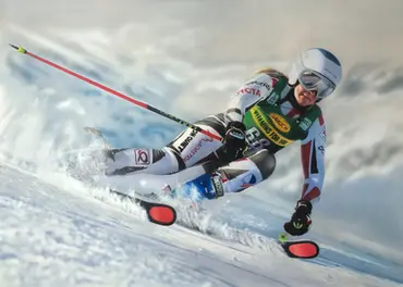 Airbrush malovaný obraz portrét bývalé skvělé české závodnice a reprezentantky ve sjezdovém lyžování v kategorii neslyšících deaflympiádě i ve světovém poháru Terezy Kmochové