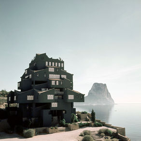 Edificio Xanadú en la Costa Blanca con el peñón de Ifach de fondo junto al mar