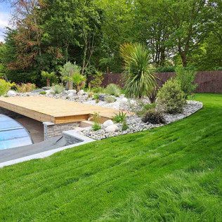 Gazon de placage autour d'une piscine