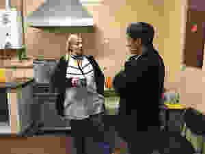 Alejandro Gorrini conversando con la Directora de la Escuela N°63 de Mte Chingolo