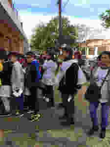 El Defensor del Pueblo de Lanús, Alejandro Gorrini junto a los estudiantes durante la campaña