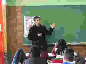 Alejandro Gorrini, Defensor del Pueblo de Lanús, ha visitado las escuelas 12 y 63, para brindar una charla a los niños de quinto grado.