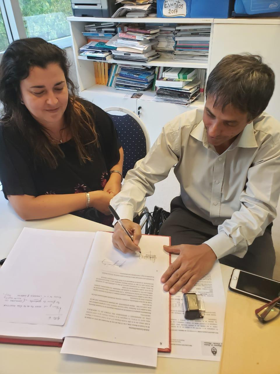 Alejandro Gorrini firma el Acta Constitutiva de la Comision Directiva de ADPRA acompañado por la Defensora del Pueblo de Escobar y Secretaria de ADPRA, la Dra. Rocio Fernandez
