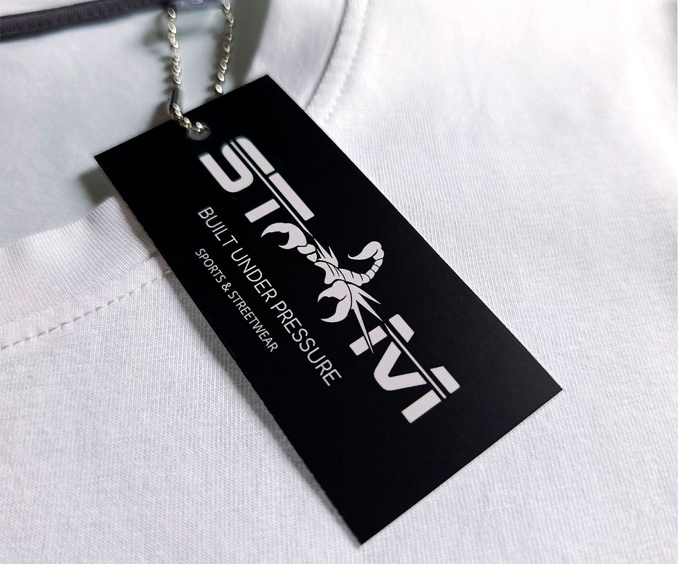 Miniaturbild: STAM Etikett 'Built Under Pressure' auf weißem Shirt
