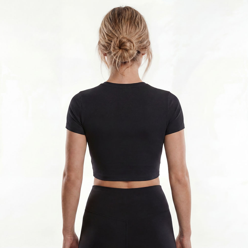 STAM Rückenansicht einer Frau in schwarzem Crop T-Shirt