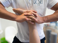 Physiotherapeut wendet Krankengymnastik bei Patient an