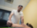 Der Physiotherapeut Cyrill Rasmussen der Die Zwei Physiotherapie Praxis in Berlin Wilmersdorf übt eine klassische Massage aus