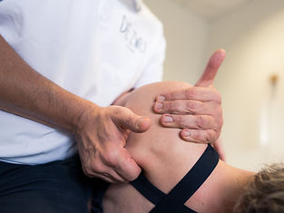 Physiotherapeut führt Manuelle Therapie an Patient durch