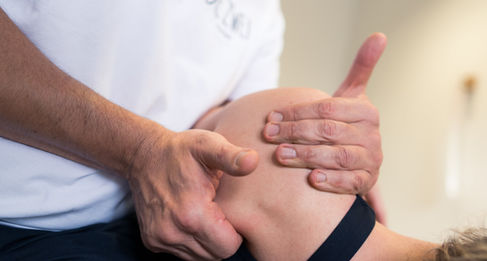 Einblick in eine manuelle Therapie Behandlung der Die Zwei Physiotherapie in Berlin Wilmersdorf. Eine Person bekommt eine manuelle Therapie durch einen der Physiotherapeuten der Praxis.