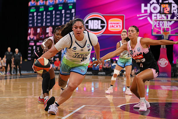 Holmes, Pili star as Venom blow out Flames at HoopsFest