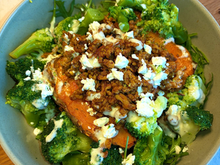 Gepofte zoete aardappel met broccoli