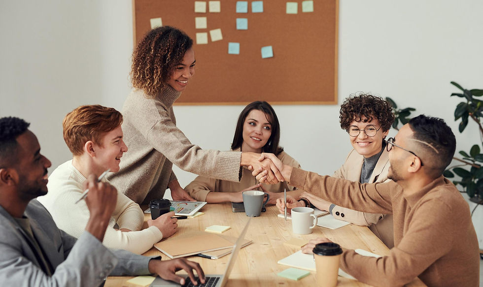 Equipe reunida discutindo gestão empresarial em mesa de escritório