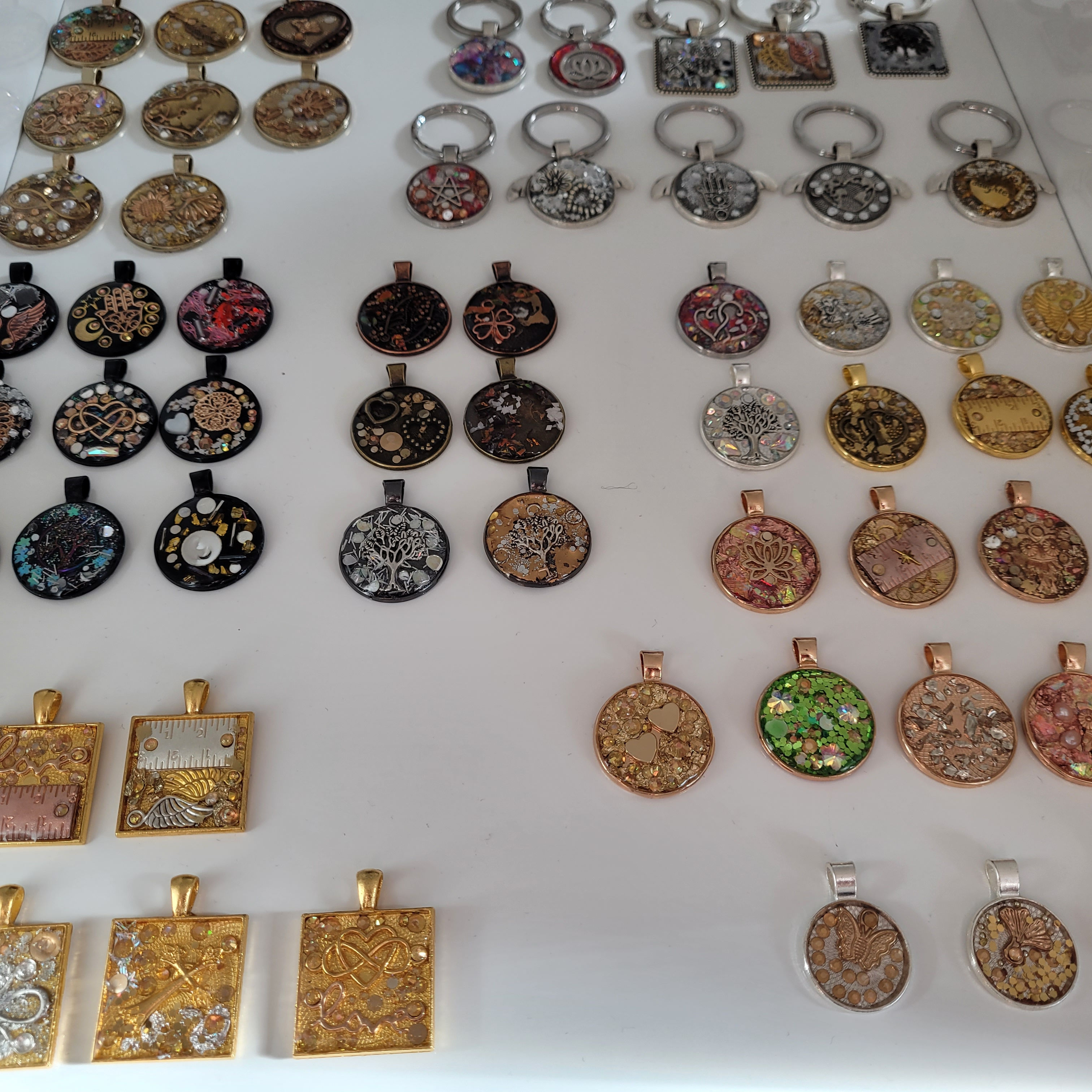 Přívěsky na krk, na klíče, záložky do knih,  talismany, ...