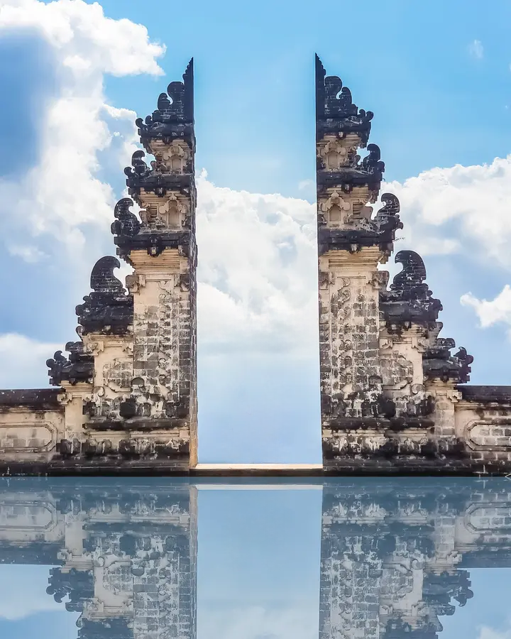 A balinaise temple with a view on the mountain